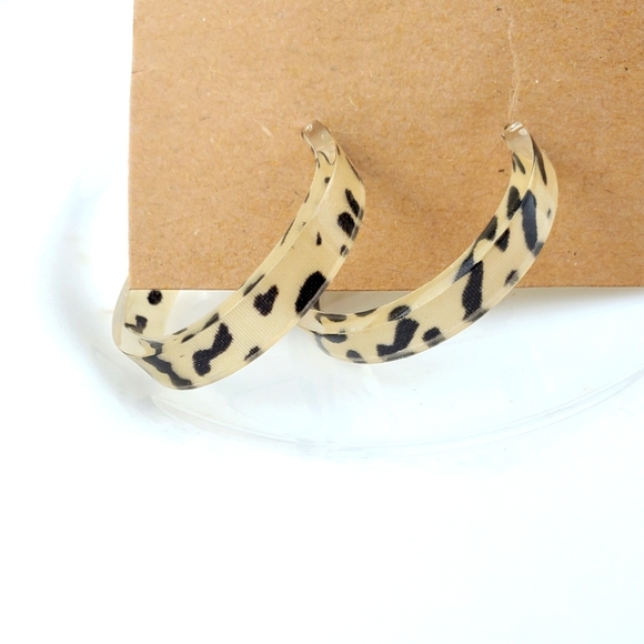 💫5/$25 Clear Leopard Earrings - Picture 6 of 6